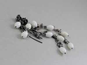 chileart biżuteria autorska biały koral oliwki srebro kolczyki długie oksydowane kwiatki